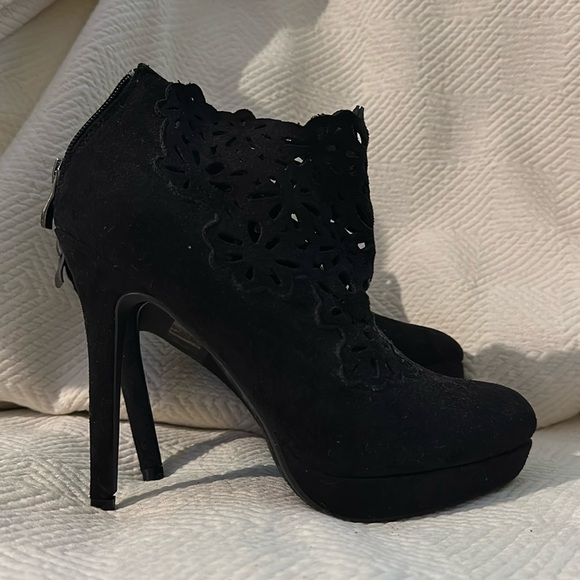 PAPRIKA FLORAL LAZER CUT HEELS BOOTIES SZ 9 - Picture 3 of 10